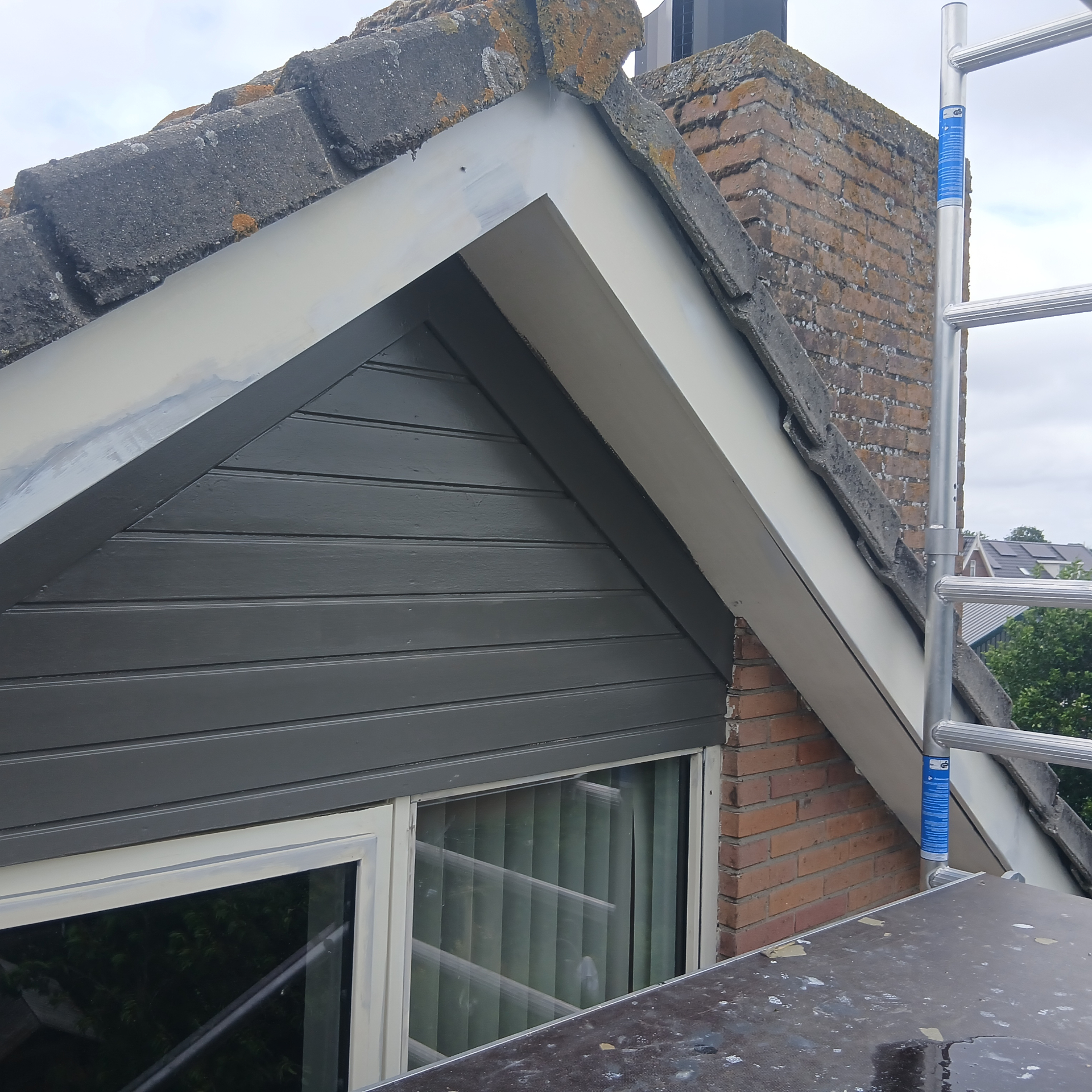 Dakkapel en boeidelen in kwartsgrijs – Westerweg Limmen Buitenschilderwerk Limmen: dakkapel en boeidelen van woning aan de Westerweg geschilderd van wit naar kwartsgrijs