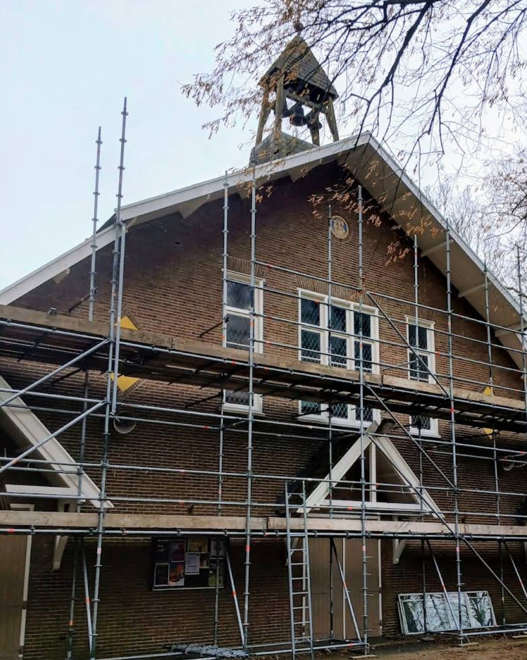 Restauratie en schilderwerk aan de kapel OLV ter Nood in Heiloo: steiger, glas-in-loodramen en houtrotreparatie