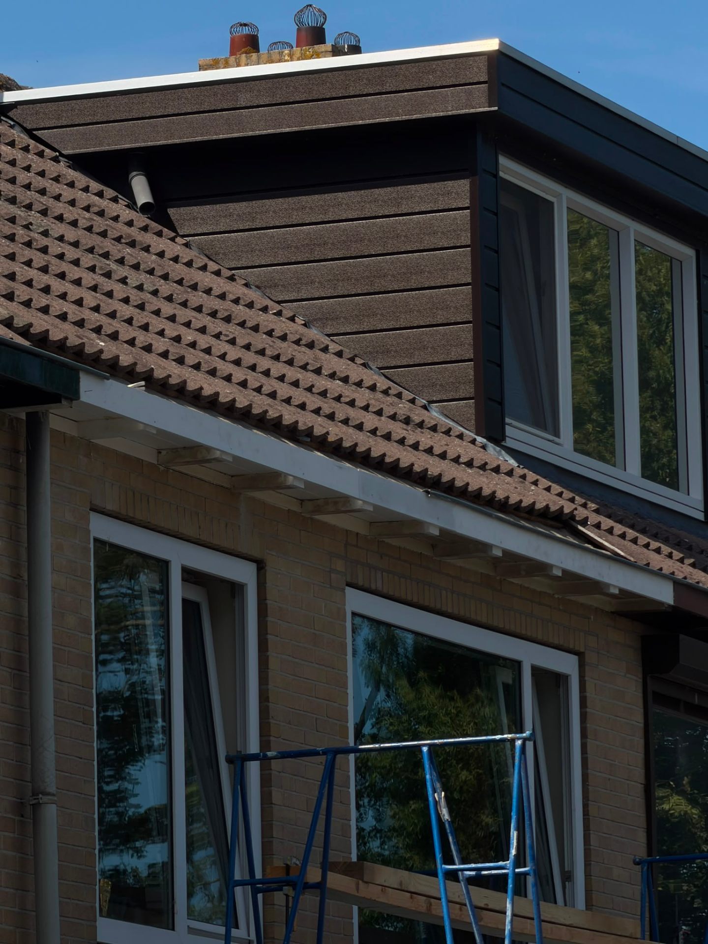 Houtrot in dakgoot aanpakken Limmen — herstelde en geschilderde boeiboord bij dakkapel