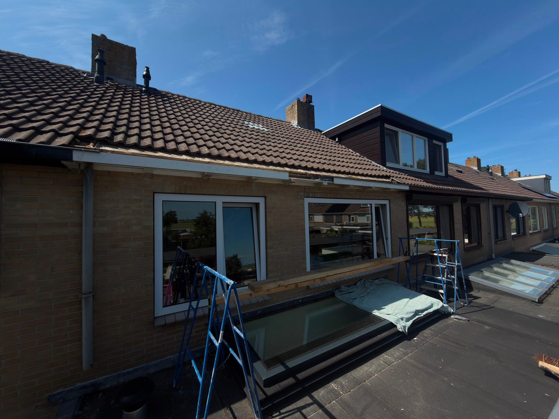Houtrot in dakgoot aanpakken Limmen — nieuwe gootdelen aangebracht langs de dakrand