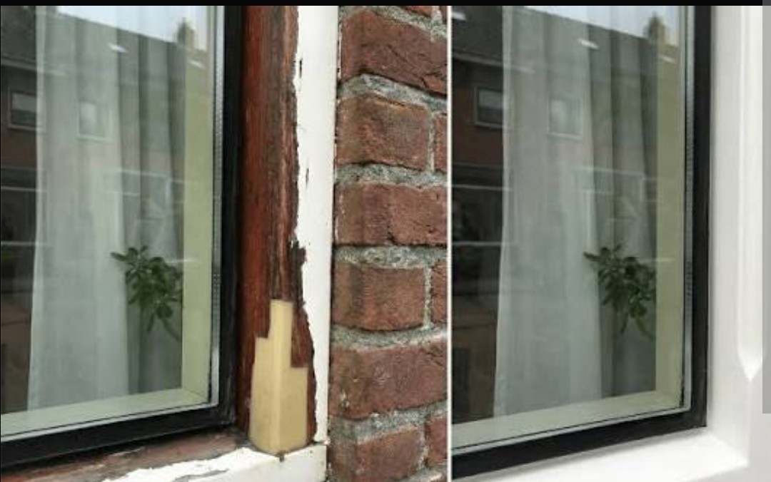Kozijn houtrotreparatie voor en na — Houtschilderwerk Limmen (Repair Care + Sikkens) Voor en na foto van houtrotreparatie aan houten kozijn in bakstenen gevel — links zichtbare houtrot en afgebladderde verf, rechts hersteld met 2-componenten epoxy (Repair Care) en afgelakt in wit door Houtschilderwerk Limmen