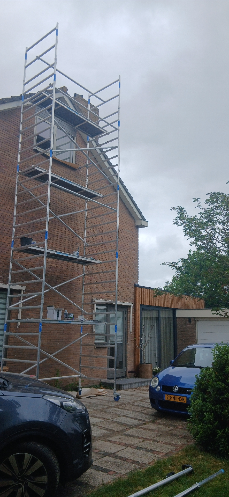 Buitenschilderwerk vanaf steiger – Westerweg Limmen Schilder uit Limmen aan het buitenschilderwerk vanaf een steiger bij een woning aan de Westerweg in Limmen