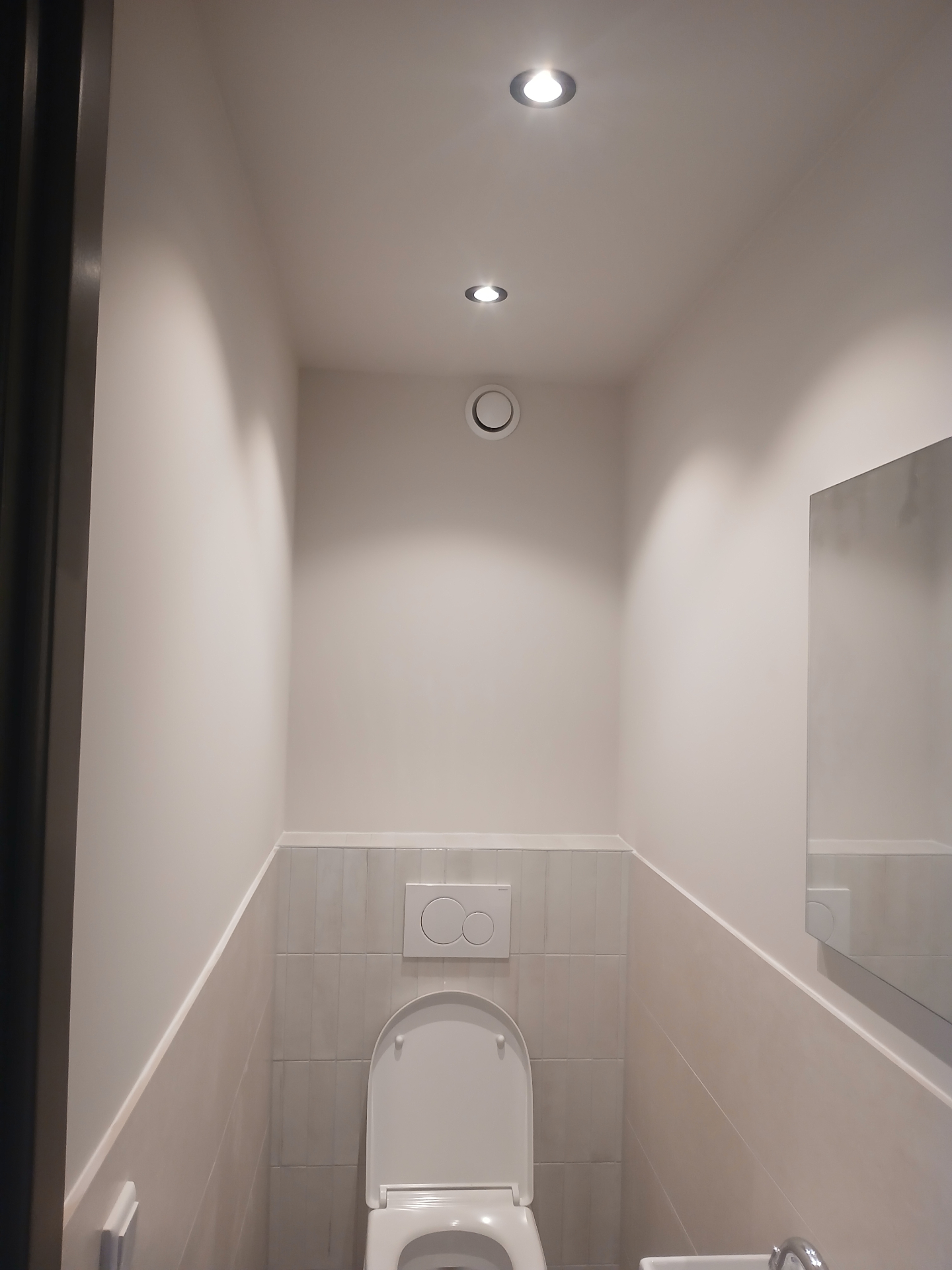 Fris geschilderd toilet met nette afwerking